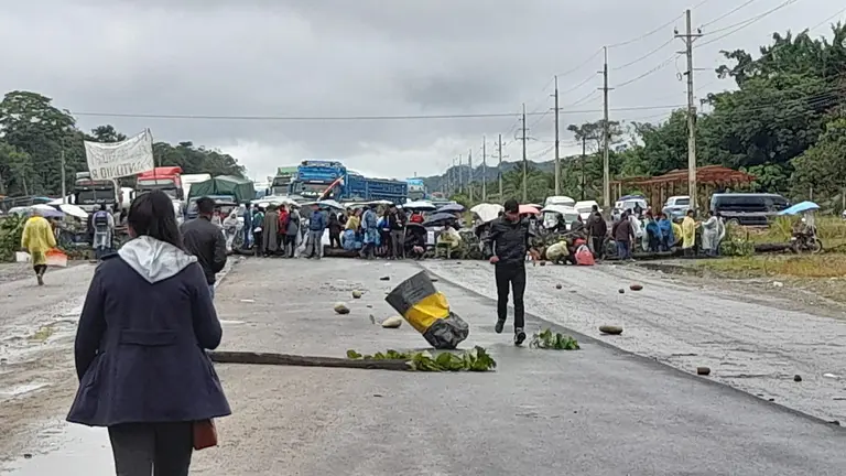 El bloqueo instalado este martes en la carretera nueva Cochabamba &ndash; Santa Cruz. RKC