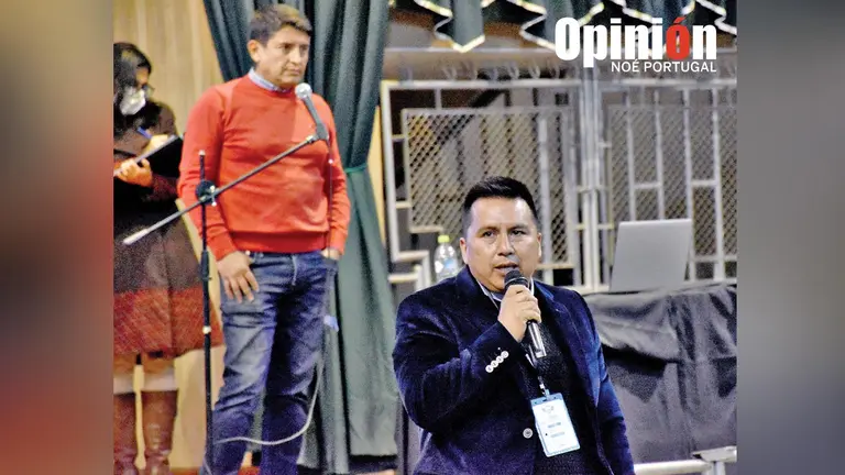 Gary Soria (d) se dirige a los socios durante la Asamblea General de Wilster. Al fondo otro expresidente del Rojo, Grover Vargas. NOÉ PORTUGAL