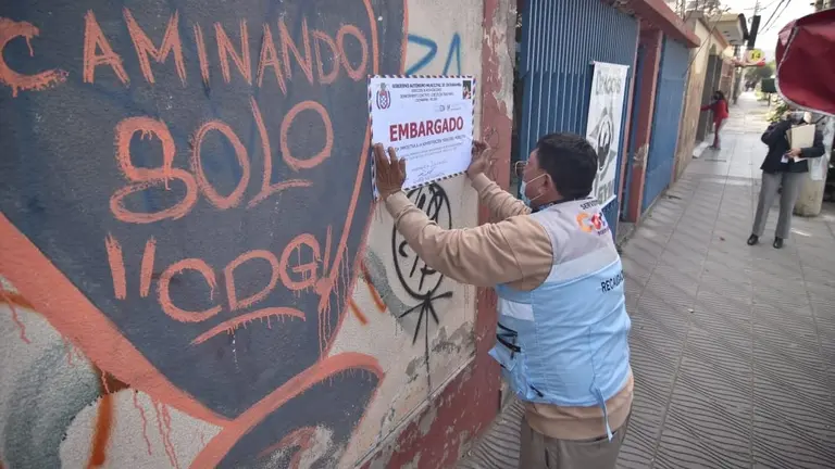 Personal municipal coloca el letrero de embargo en una propiedad en la avenida Aniceto Padilla, este 1 de junio. NO&Eacute; PORTIGAL