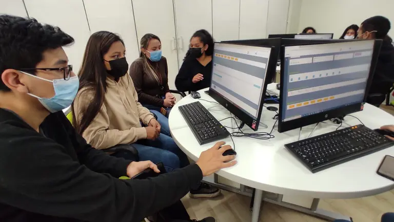 Estudiantes de Unifranz, en pleno concurso de los "Simuladores de negocios". NO&Eacute; PORTUGAL