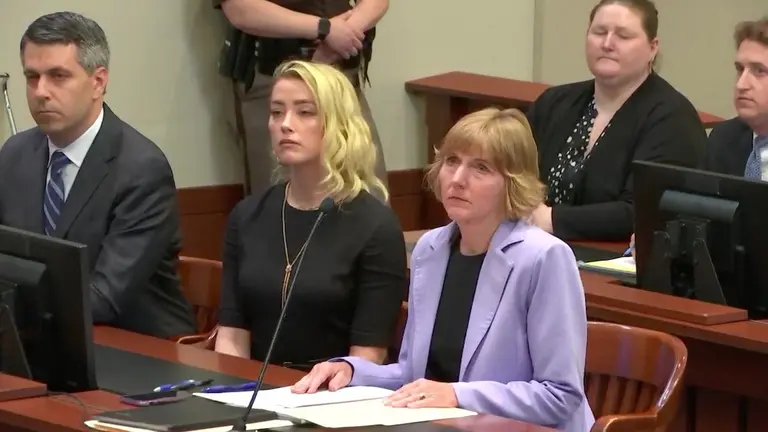 Amber Heard, en el momento en que escucha el veredicto. CAPTURA DE VIDEO