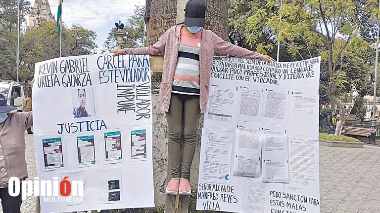 La joven, víctima de violación, se crucifica por justicia en la plaza 14 de Septiembre, Cochabamba. MELISSA REVOLLO