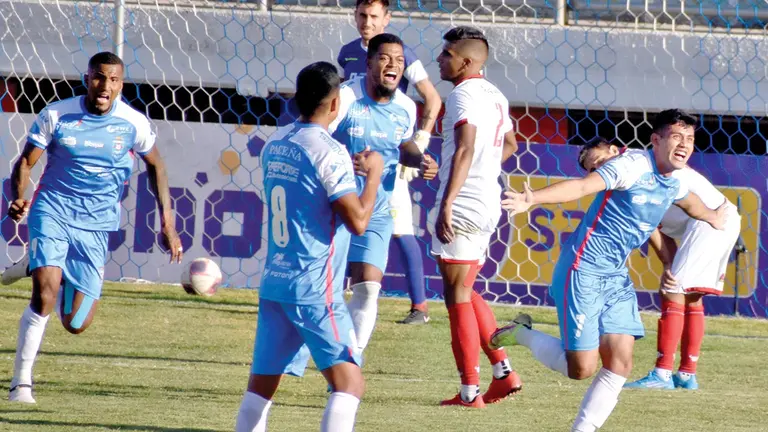 Futbolistas de Blooming celebran un gol. APG