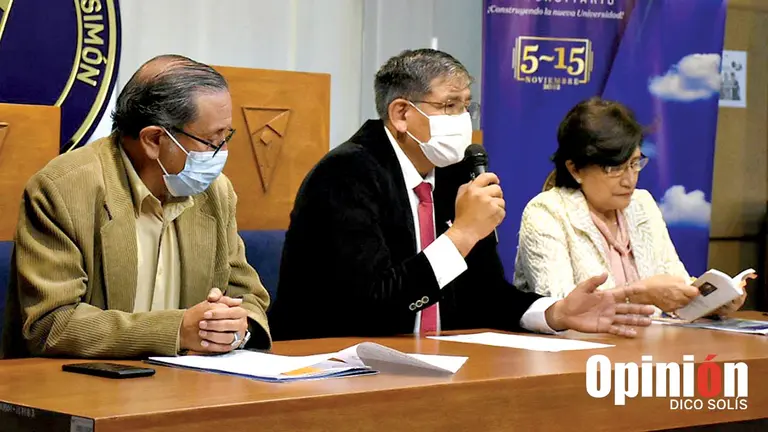 El rector de la UMSS, Julio Medina, en conferencia de prensa ayer. DICO SOLIS