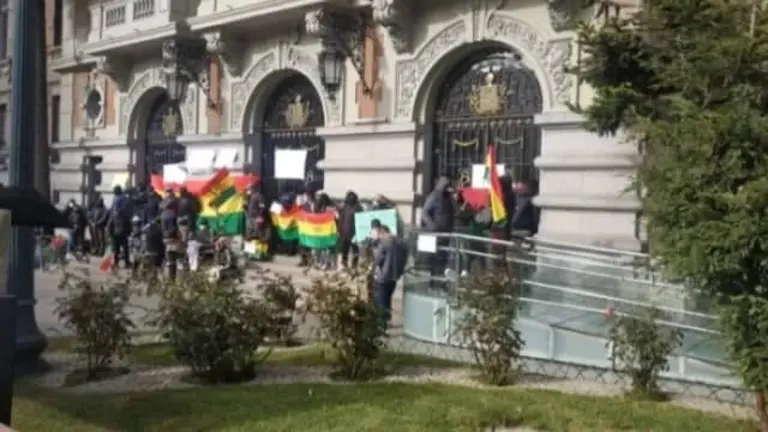 La protesta de los exguardias de la Alcald&iacute;a pace&ntilde;a. OX&Iacute;GENO.BO
