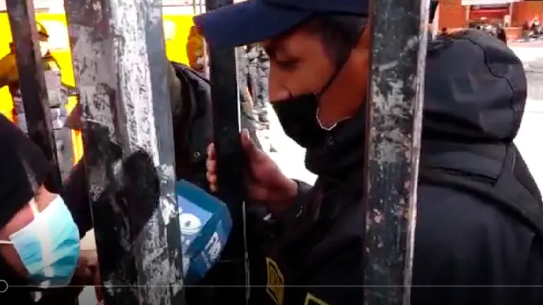 Una periodista del canal detelevisi&oacute;n privado F10 es impedida de ingresar al recinto de la universidadestatal de El Alto.  CAPTURA DE PANTALL Tv F10