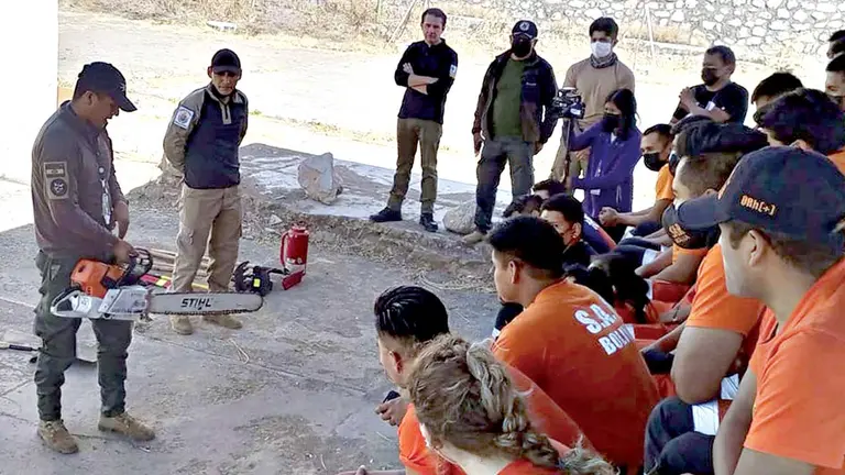 Personal del SAR-Bolivia durante la capacitación en la Gobernación, ayer. GOBERNACIÓN