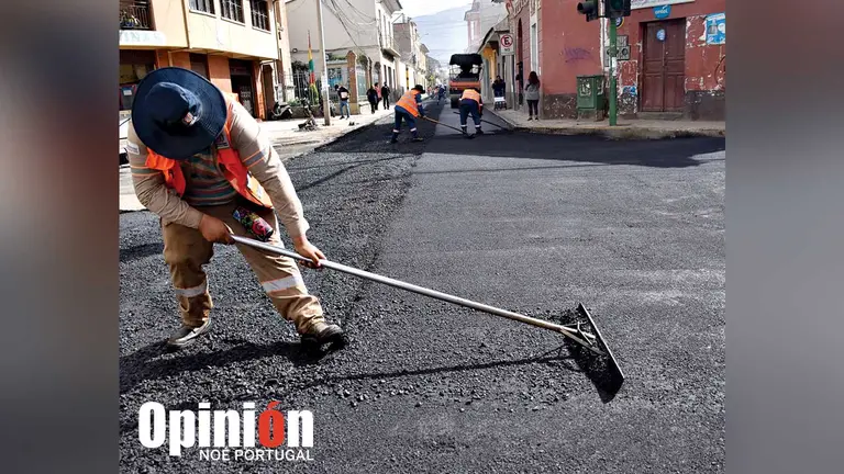 Trabajadores realizan el recarpetado en una de las calles de la ciudad. NOÉ PORTUGAL
