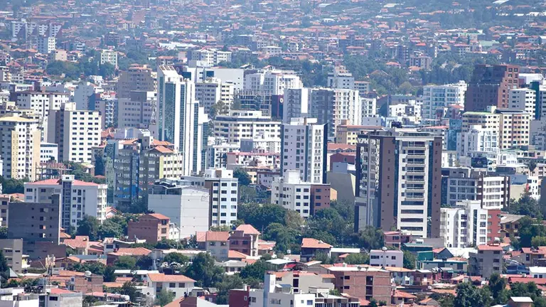 Una vista de la ciudad de Cochabamba con varios bienes inmuebles. ARCHIVO