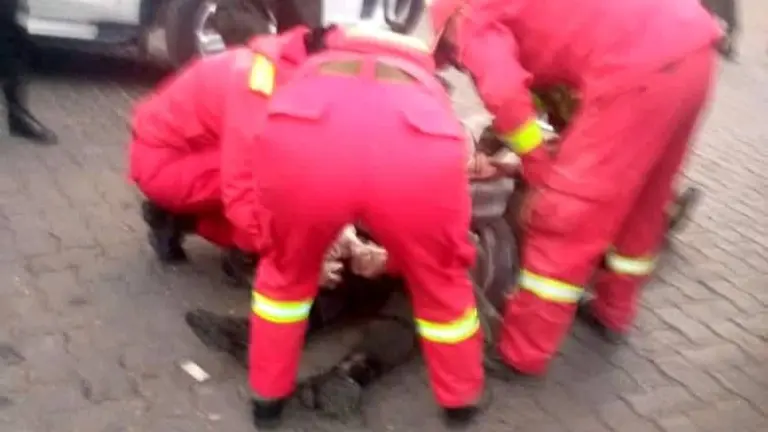 El sargento atropellado por un civil, que se dio a la fuga, es auxiliado. ERBOL