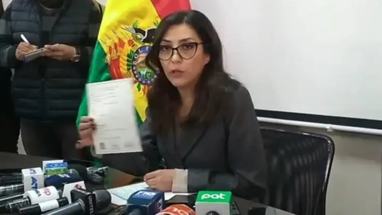 La directora&nbsp;ejecutiva de la AJAM, Carmen Nilza López, muestra su acta de divorcio. CAPTURA RKC LA PAZ