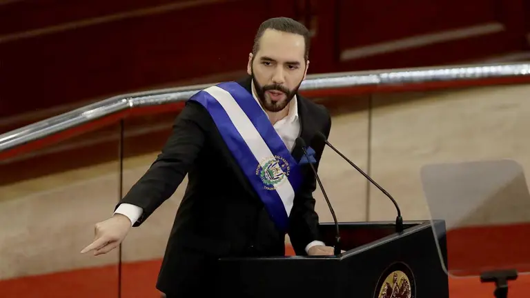 El presidente salvadoreño Nayib Bukele pronunció un discurso ante la Asamblea Legislativa durante la sesión plenaria de informe a la nación por su tercer año de Gobierno, en San Salvador (El Salvador). EFE