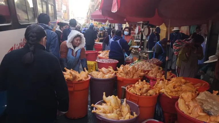 Realizan operativo de control en puestos de venta de carne de pollo en La Cancha. PRENSA INTENDENCIA