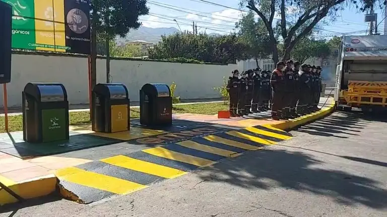 Entregan basureros soterrados en la OTB Queru Queru, Cochabamba. ALCALD&Iacute;A DE COCHABAMBA