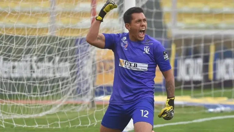 El arquero Gustavo Chula Salvatierra, portero de Palmaflor, celebra la atajada ante el Tigre. APG
