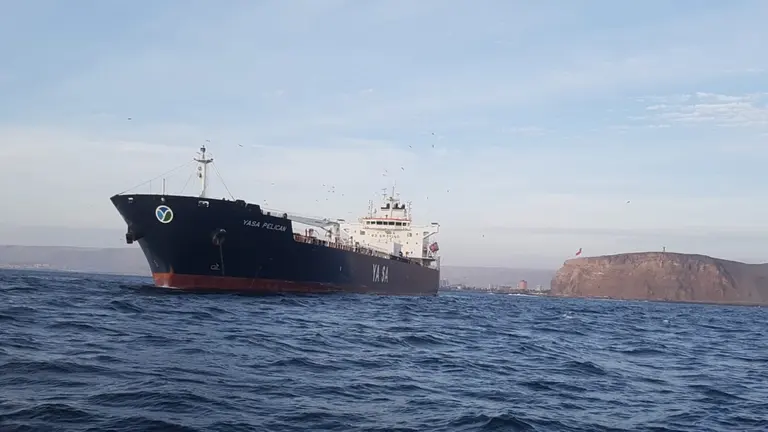 El buque cisterna que transporta el combustible. AN-YPFB