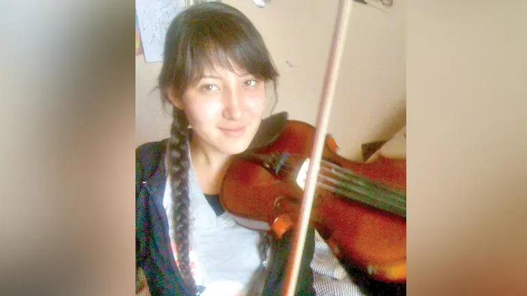 Zarlet, la joven desaparecida, tocando un violín.      CORTESÍA MARCELA MARTÍNEZ