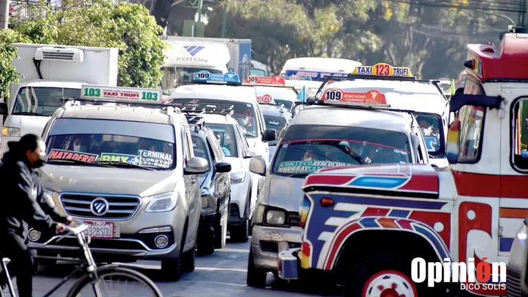 Vehículos de transporte público, en Cochabamba./ DICO SOLÍS