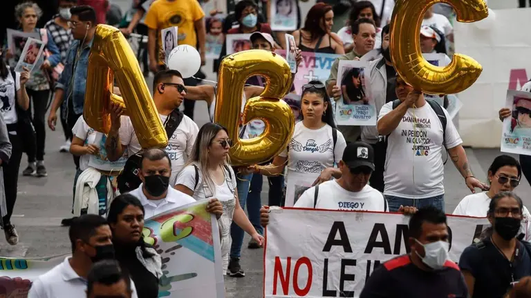 Padres de los 49 ni&ntilde;os muertos en una guarder&iacute;a de M&eacute;xico protestan en las calles. EFE