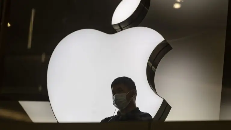 De fondo, el logo de Apple. EFE