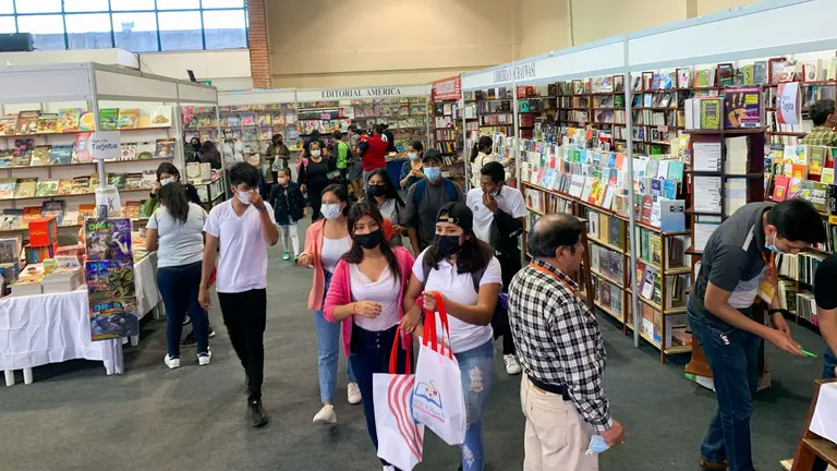 Visitantes en la Feria del Libro de Santa Cruz./ SOUZA INFANTAS