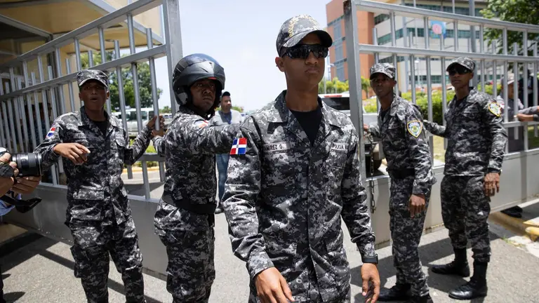 La Polic&iacute;a dominicana, en el sitio donde mataron a un ministro. EFE