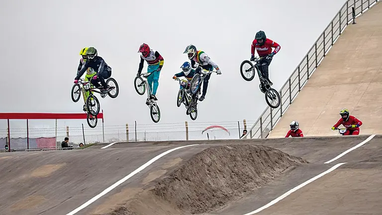 Los pilotos durante la Copa Latinoamericana de BMX en Lima, Perú. COPALATINABMX.COM