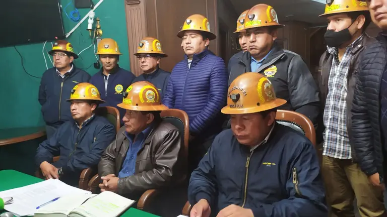 Dirigentes de Fencomin observan el anuncio del presidente Arce sobre la Ley del Oro. ERBOL