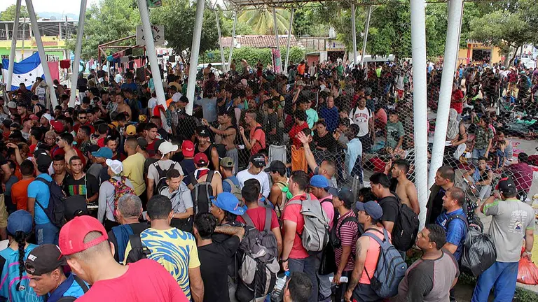 Cientos de migrantes salen en caravana hacia la frontera norte hoy, en la ciudad de Huixtla, en el estado de Chiapas (México). EFE