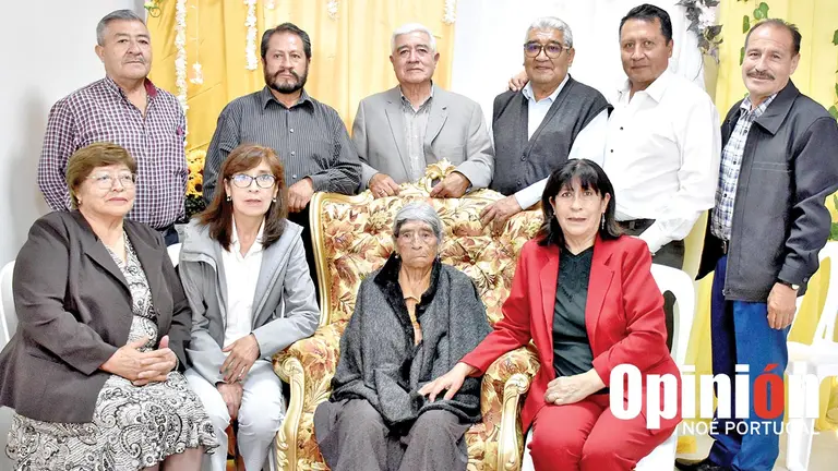 Sabina junto a 9 de sus 10 hijos. NOÉ PORTUGAL