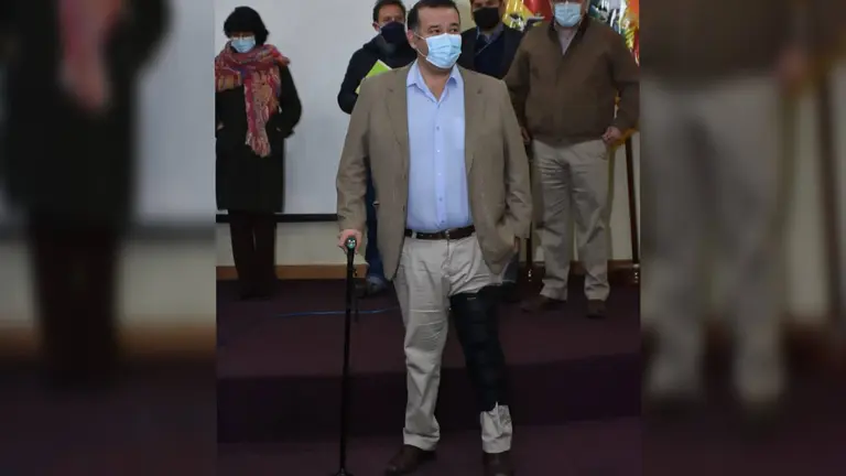 Humberto Arandia, director del INE, aparece en conferencia con un problema en su pierna. APG