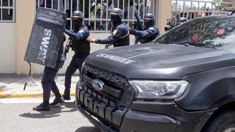 Agentes del Comando S.W.A.T. de la Policía Nacional ingresan al Ministerio de Medio Ambiente tras un tiroteo, en Santo Domingo (República Dominicana), este 1 de junio de 2022. EFE