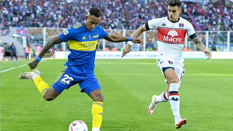 imagen de archivo de Sebastián Villa (i) de Boca Juniors. EFE