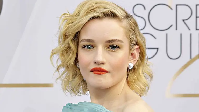 La actriz Julia Garner en la alfombra roja de los SAG AWARDS. VARIETY