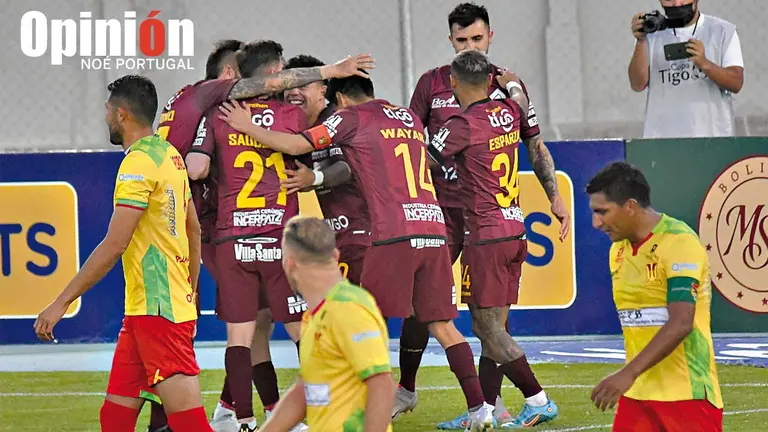 Los jugadores de The Strongest celebran uno de los goles ante  Palmaflor. NOÉ PORTUGAL