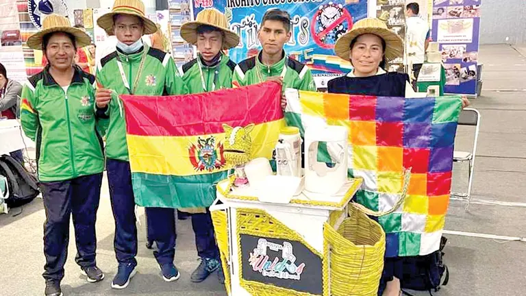 Los estudiantes que ganaron la medalla de oro junto a su proyecto de robótica. CORTESÍA