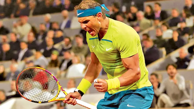 Rafael Nadal sostiene uno de sus trofeos conquistados.