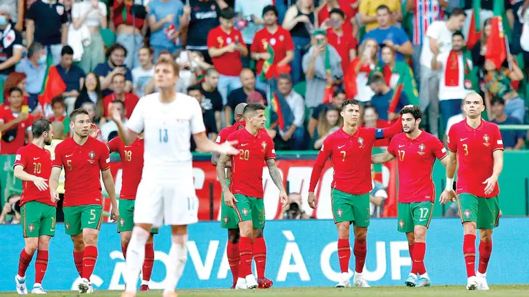 Los jugadores de Portugal celebran el triunfo ante los checos, en Lisboa. INFOBAE