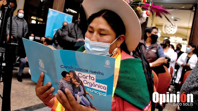 Una participante en el acto de lanzamiento para la construcción de la Carta Orgánica.  DICO SOLÍS