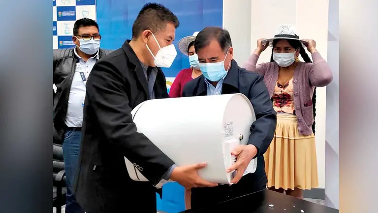 Gobernador entregó ayer equipo de esterilización odontológico autoclave. GOBERNACIÓN