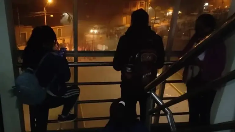 Algunas de las personas retenidas, en la Alcald&iacute;a de El Alto.