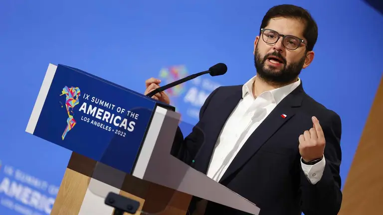 El presidente de Chile, Gabriel Boric, habla en la sesión plenaria de la novena Cumbre de las Américas hoy, en el Centro de Convenciones de Los Ángeles, California. EFE