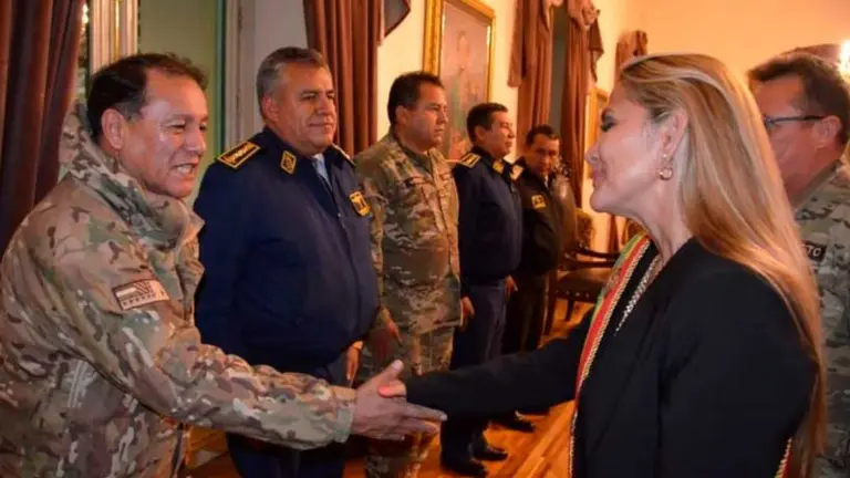 A&ntilde;ez cuando saludaba al alto mando el 12 de noviembre de 2019, Todos ahora est&aacute;n sentenciados./ ERBOL