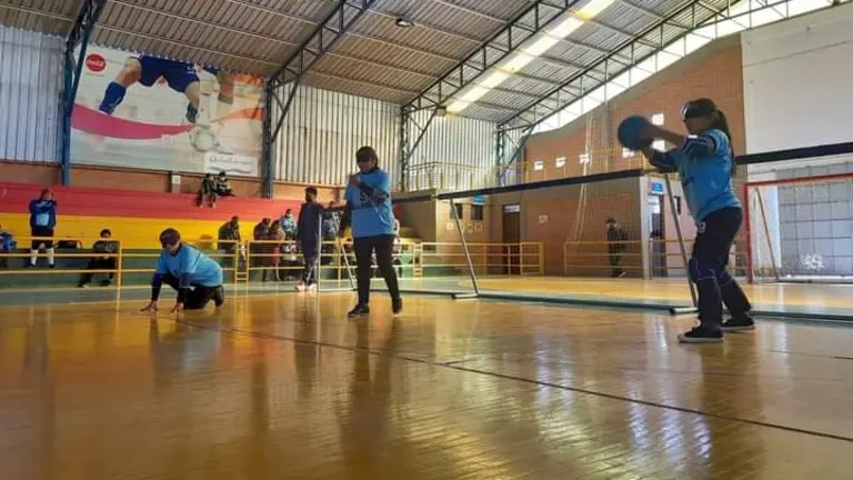 Personas con ceguera juegan goalball en el coliseo de Quillacollo. GAMQ