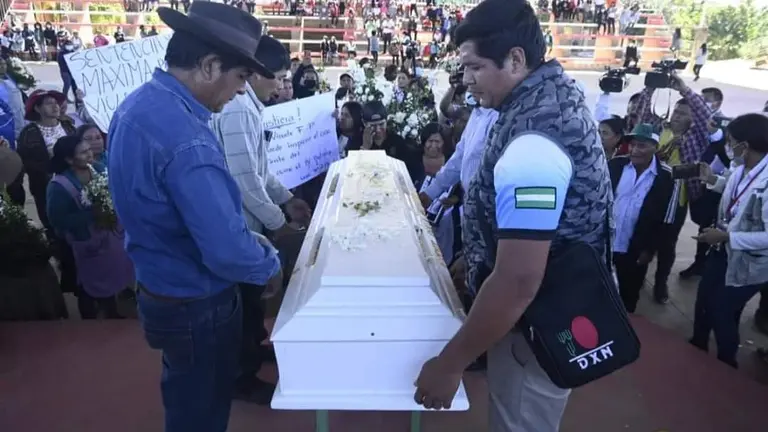 Los restos del ni&ntilde;o de Yapacan&iacute;, llevados al cementerio, este lunes. APG