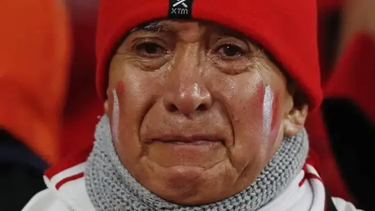 Un hincha peruano, desilusionado. EFE