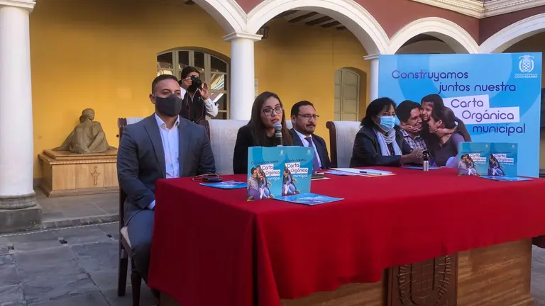 Los concejales durante el encuentro con periodistas, este 13 de junio. DAVID OVANDO