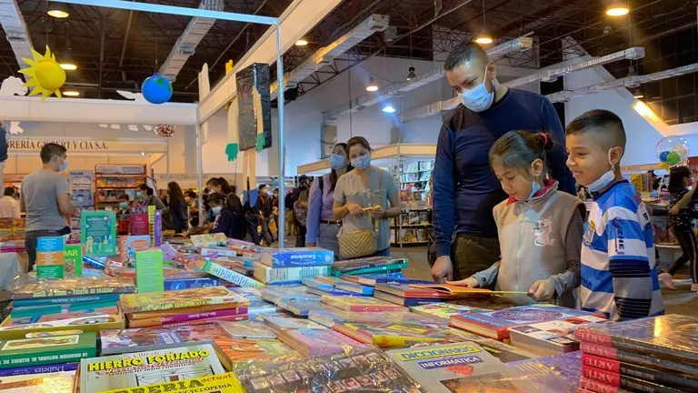 Visitantes en la Feria del Libro de Santa Cruz. FILSC