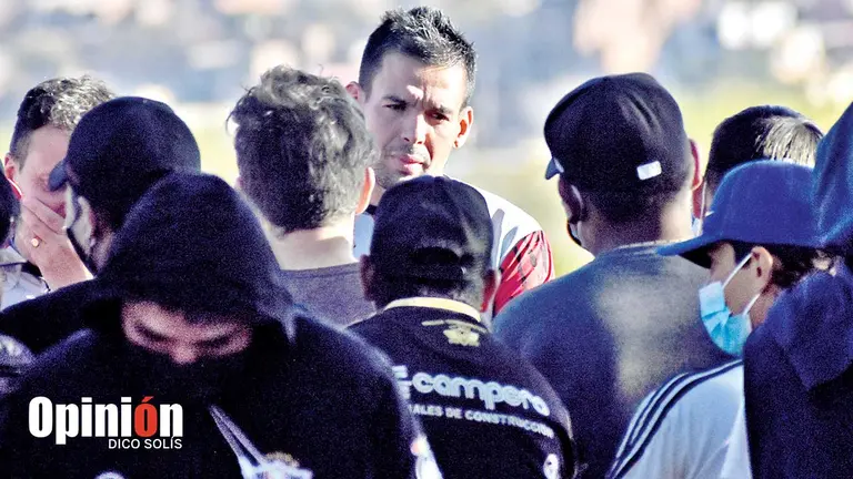 Arnaldo Giménez (c) conversa con los hinchas del Rojo, tras la presentación. DICO SOLÍS