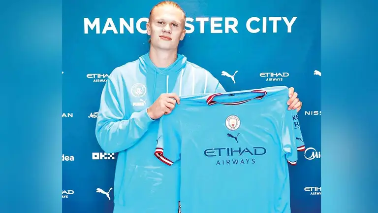 El atacante noruego Erling Haaland, con la camiseta del Manchester City. HAALAN OFICIAL